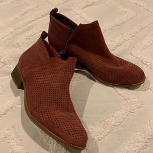 Toms Delia ankle bootie, maroon leather, 8.5 EUC